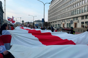 Фотофакт. В Варшаве на праздновании Дня Воли беларусы растянули флаг длиной 330 метров