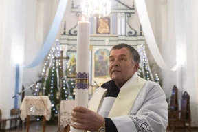 КГБ обманом выманило ксендза Околотовича на кладбище: надели наручники, на голову — черный шлем