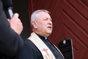 Конвейер репрессий. Ксендз Парахневич в СИЗО перенес инфаркт, он в тяжелом состоянии. Силовики пугают, что получили доступ к внутренней базе медиа «Мост»